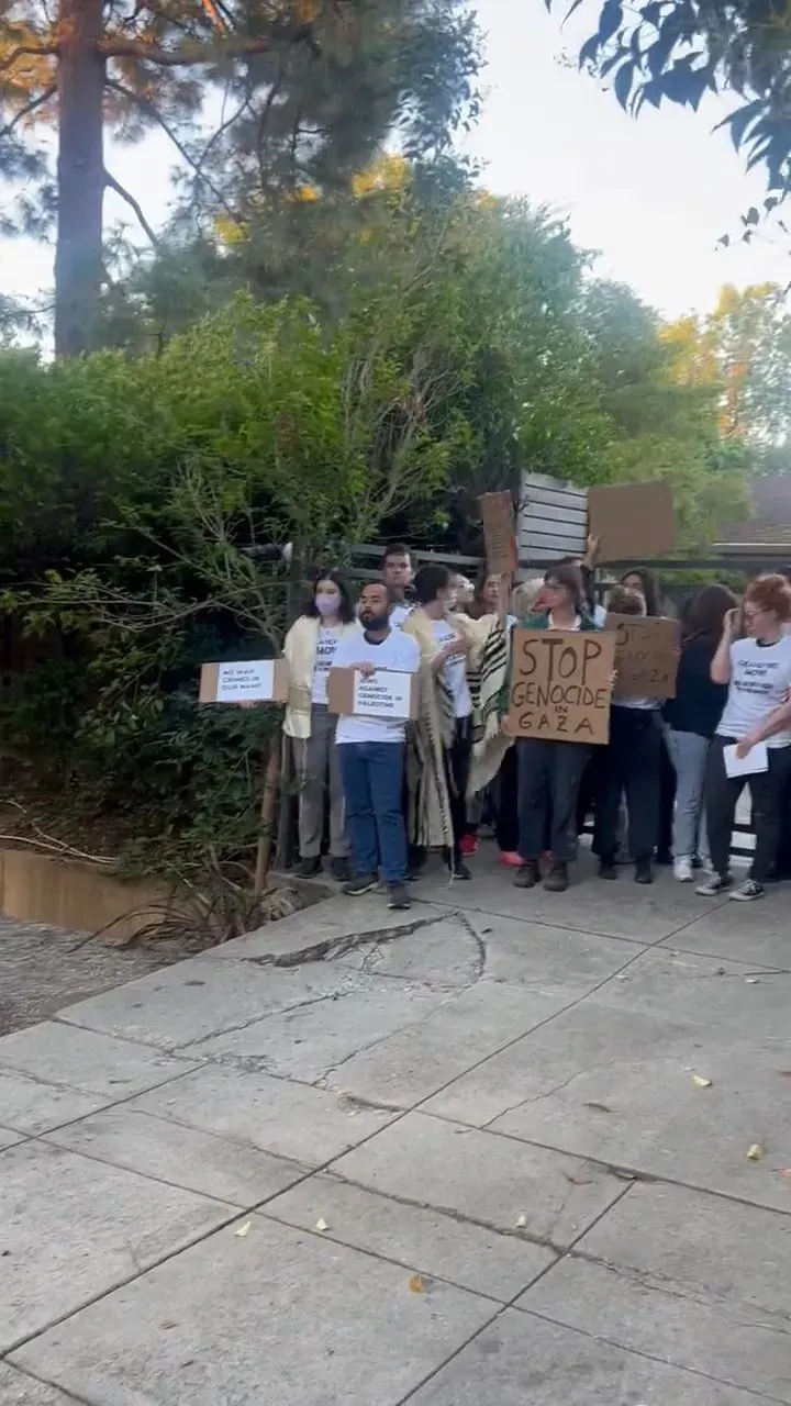 Protest Outside Vp Kamala Harris Los Angeles Home 2